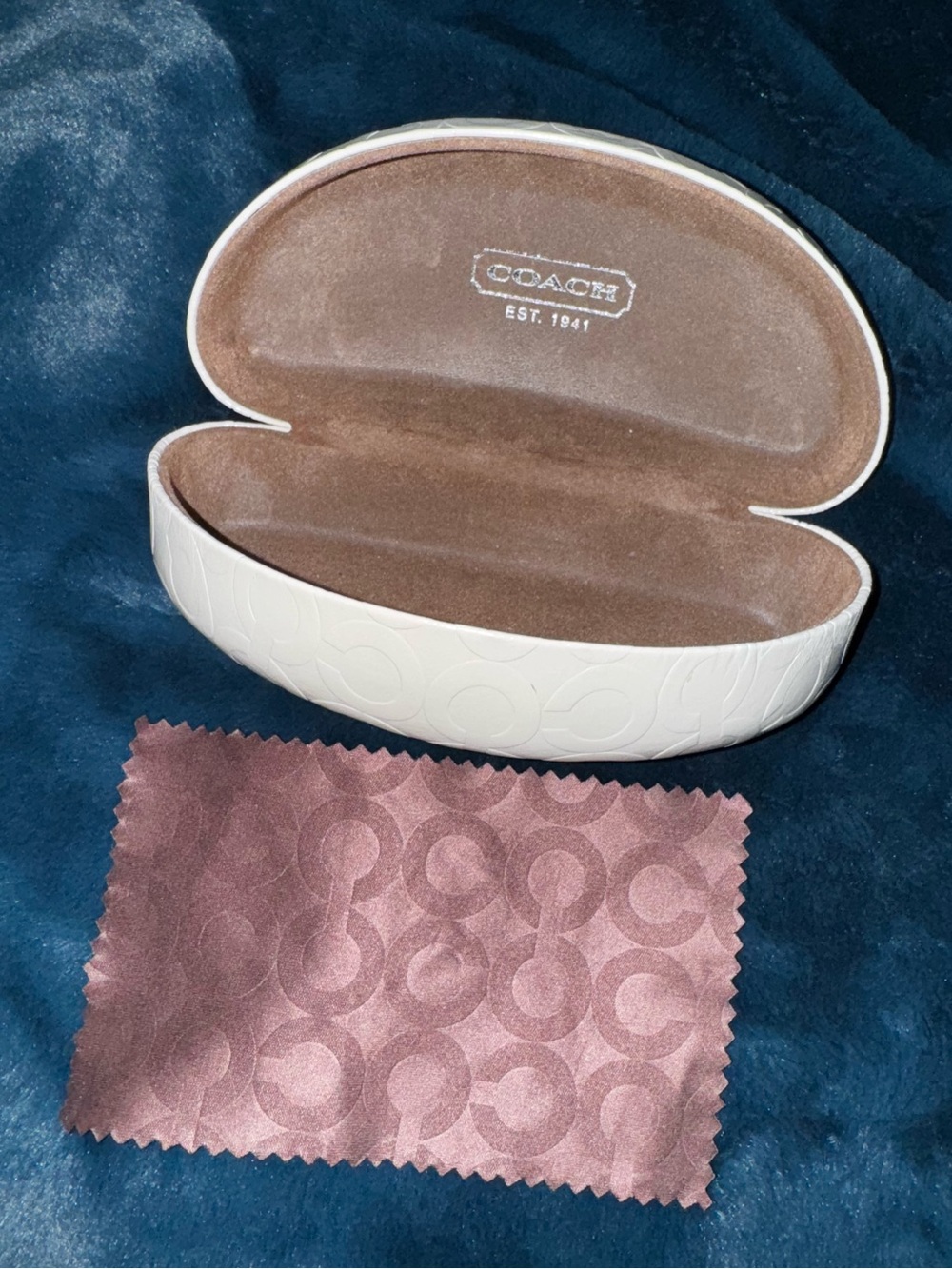 COACH White Signature Embossed Clamshell Large Sunglasses Case w/ Cleaning Cloth